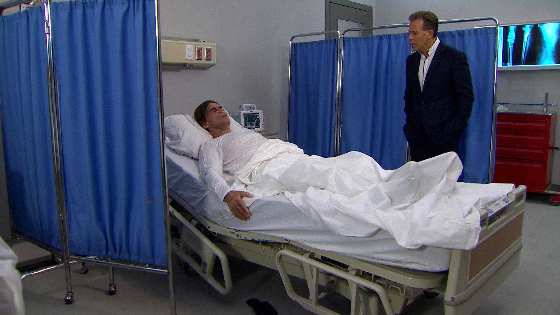 Vivir a Destiempo | Capítulo 70 | Rogelio llega malherido al hospital