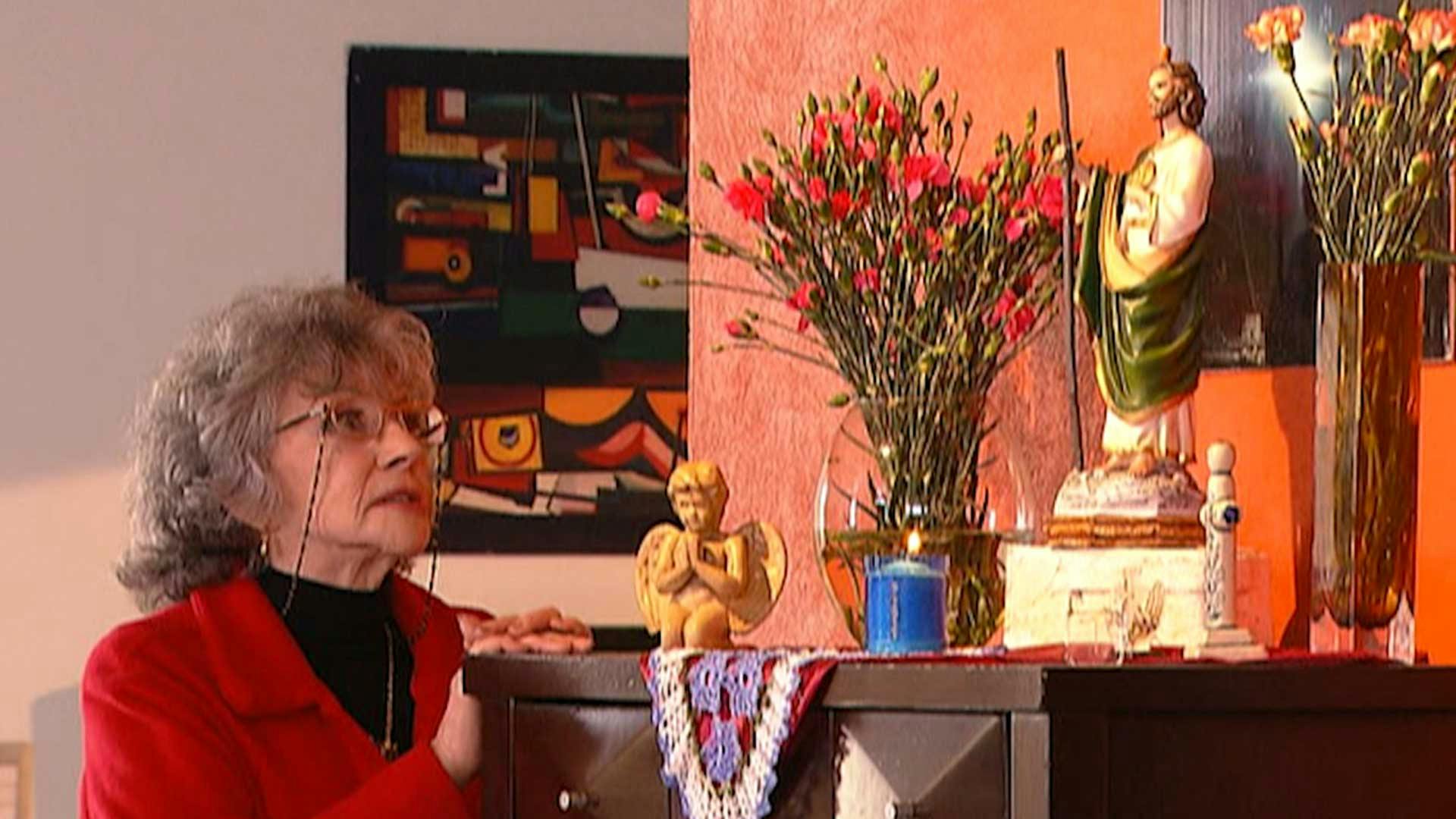 A Cada Quien Su Santo | Con una torta bajo el brazo