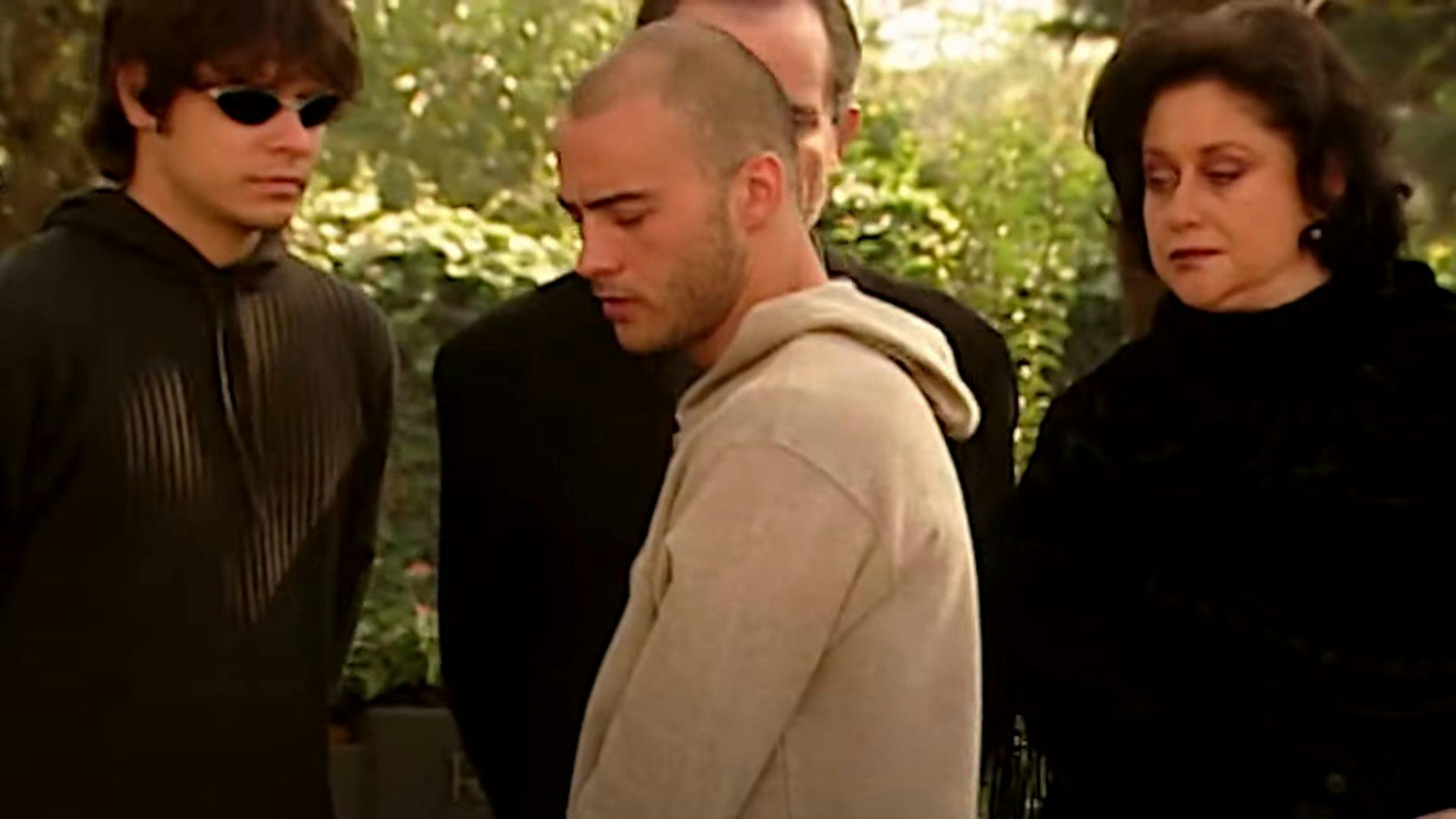 Todo por Amor | Capítulo 248 | Sergio visita tumba de Camilo