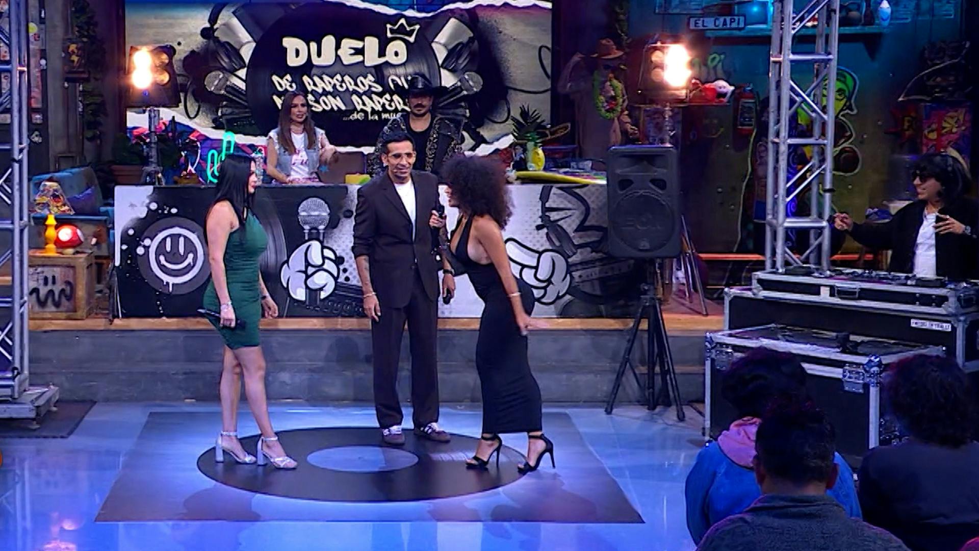 ¡Flow, rimas y locura! Rey Grupero y Karla Díaz disfrutan del “duelo de raperos que no son raperos… de la muerte”