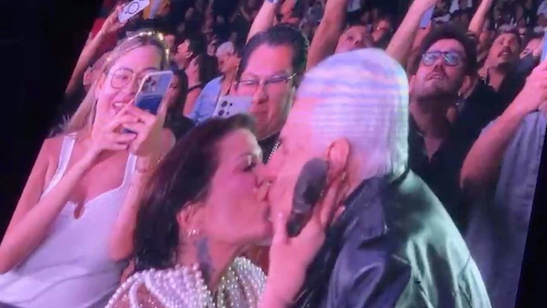 Alejandra Guzmán besa en la boca a su padre y las redes estallan