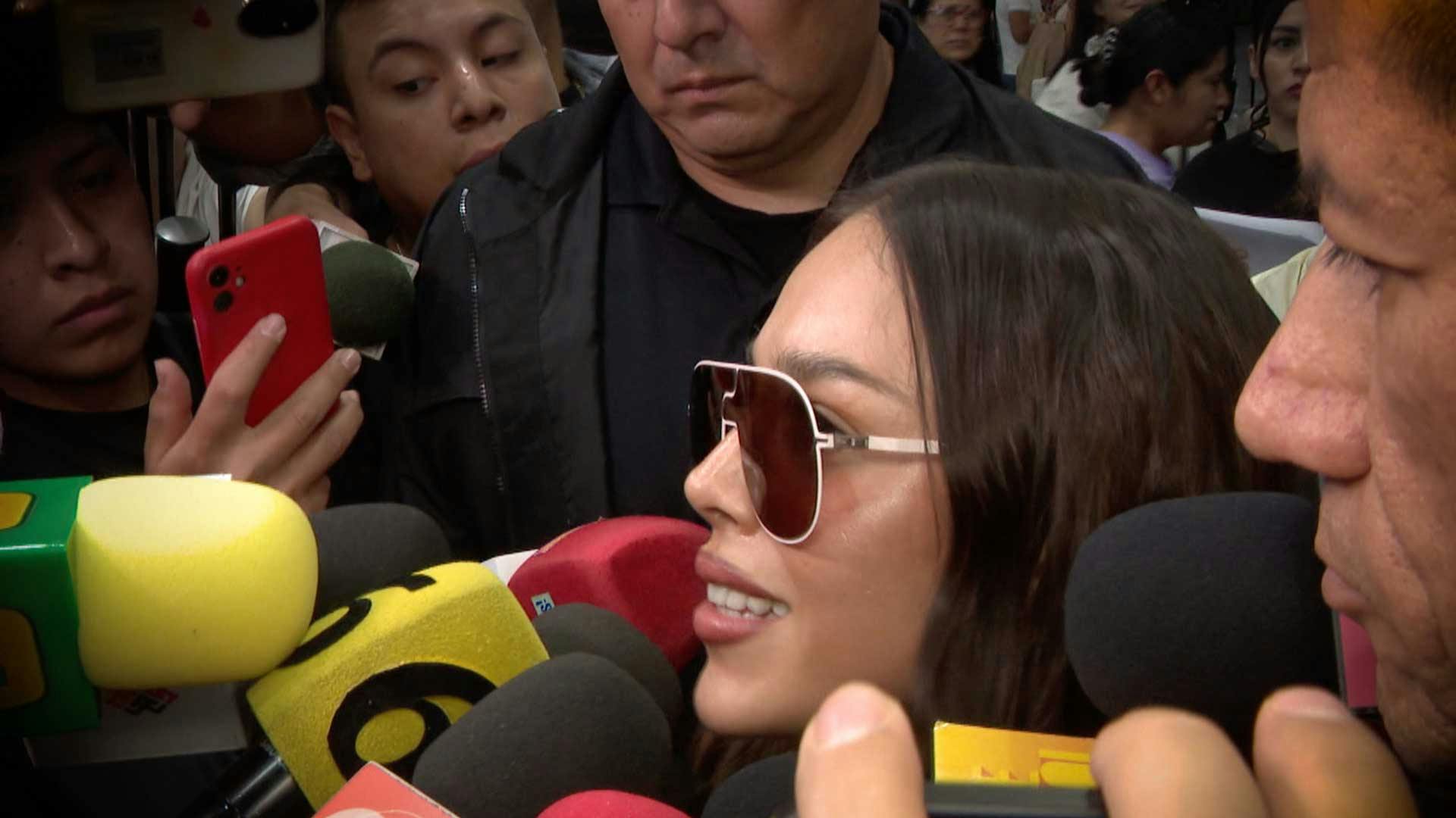 ¡Vaya zafarrancho! Entre golpes y jalones, fans de Danna y medios se confrontan en el aeropuerto