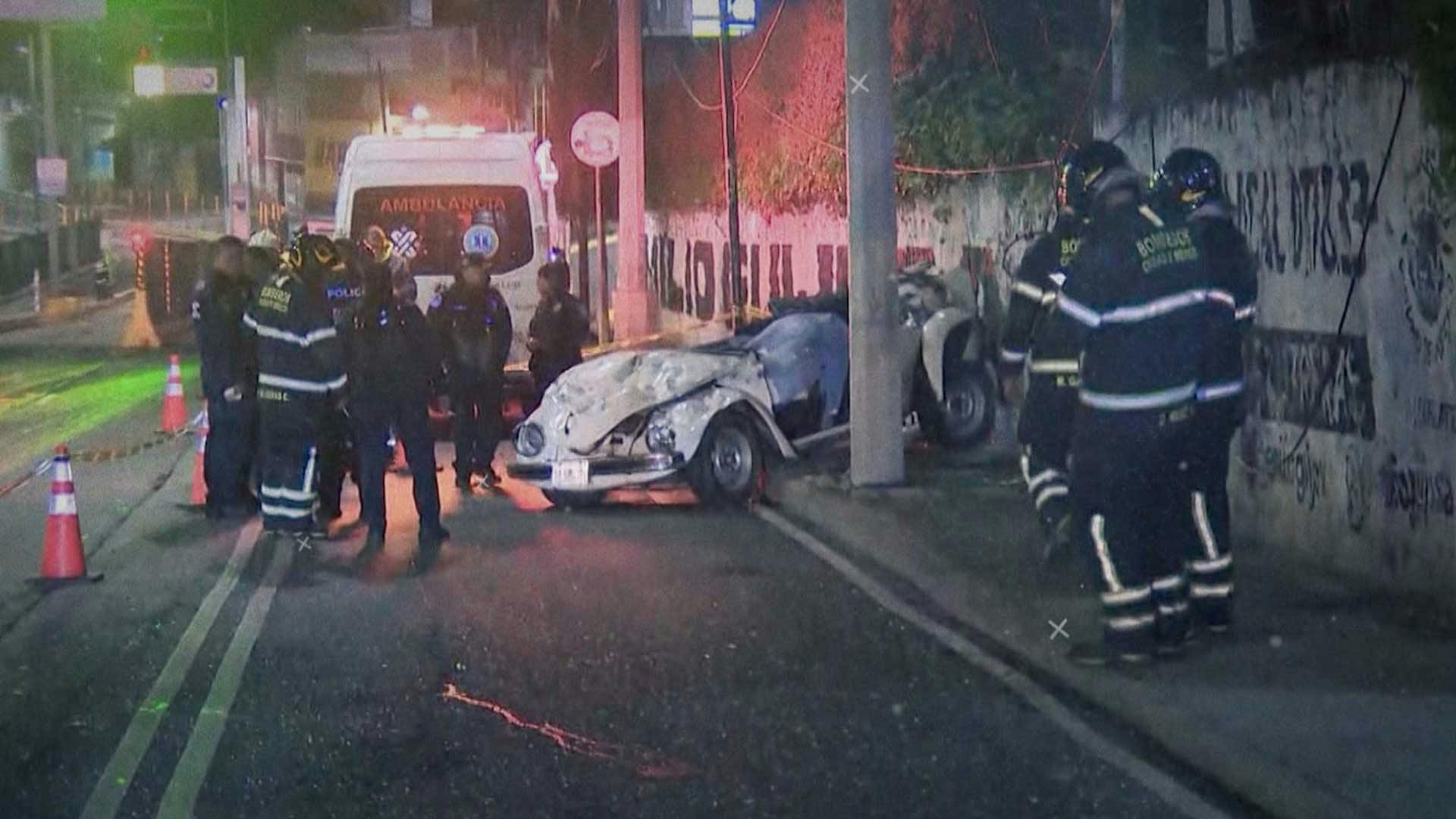 ¡Impacto brutal en Luis Cabrera! El auto antiguo quedó destrozado