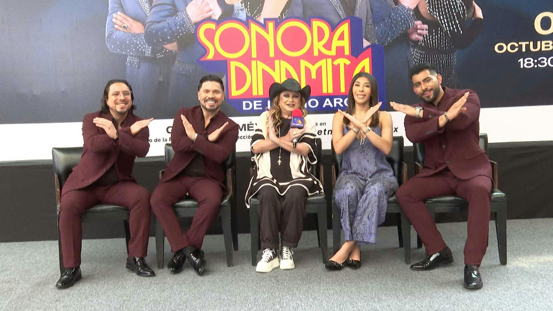 ¡El tropezón del vocalista de Los Tigres del Norte y la entrevista con la Sonora Dinamita!