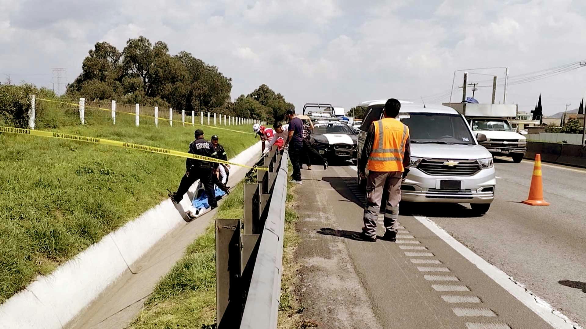 ¡Terminó en el canal del desagüe tras recibir dos certeros plomazos!