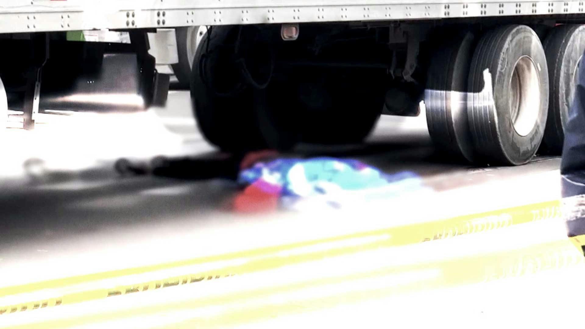 ¡Por cruzar la avenida! Un tráiler de 18 ruedas lo atropelló y terminó con su vida