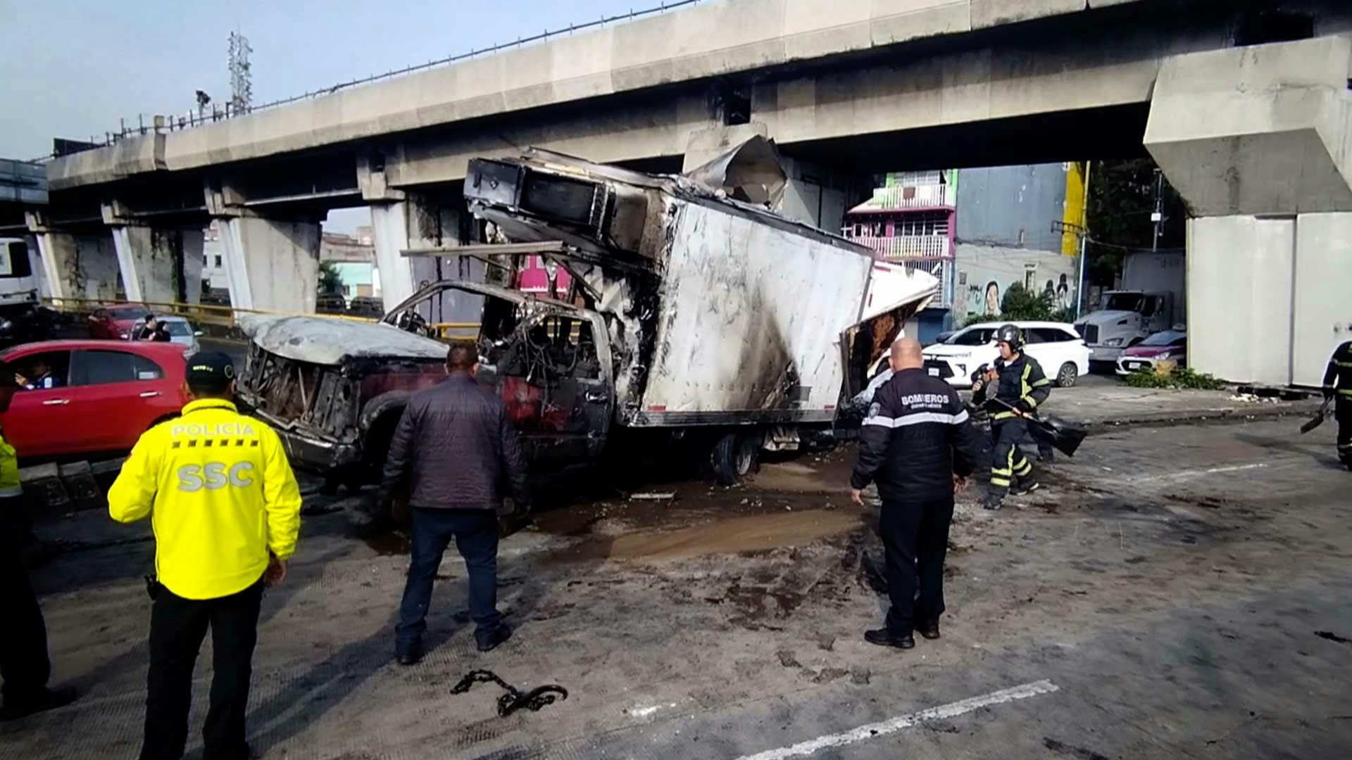¡Una tonelada de carne se consumió tras la volcadura del transporte!