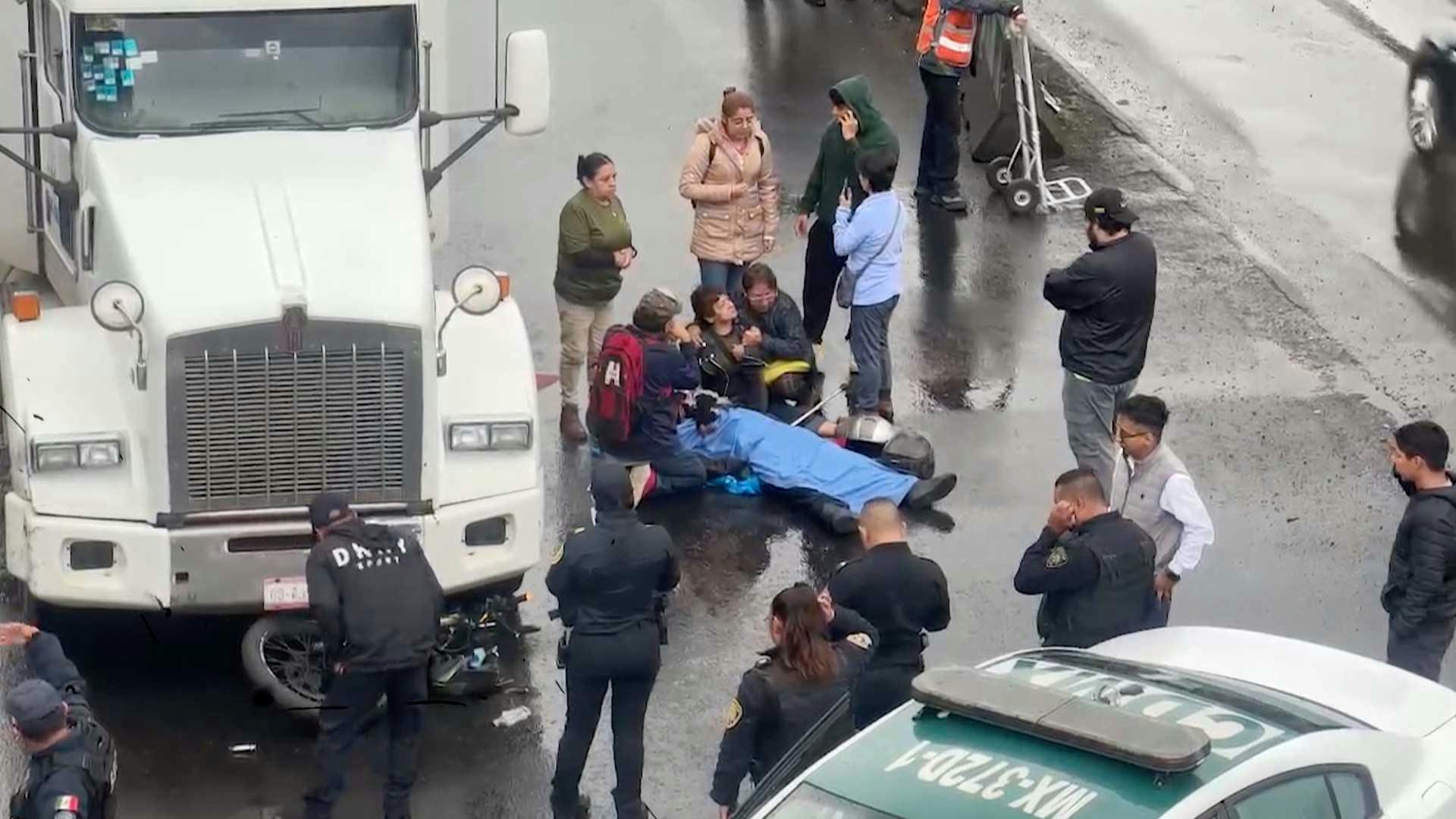 ¡Por un bache en día lluvioso! Isaac perdió la vida y su madre fue testigo del siniestro