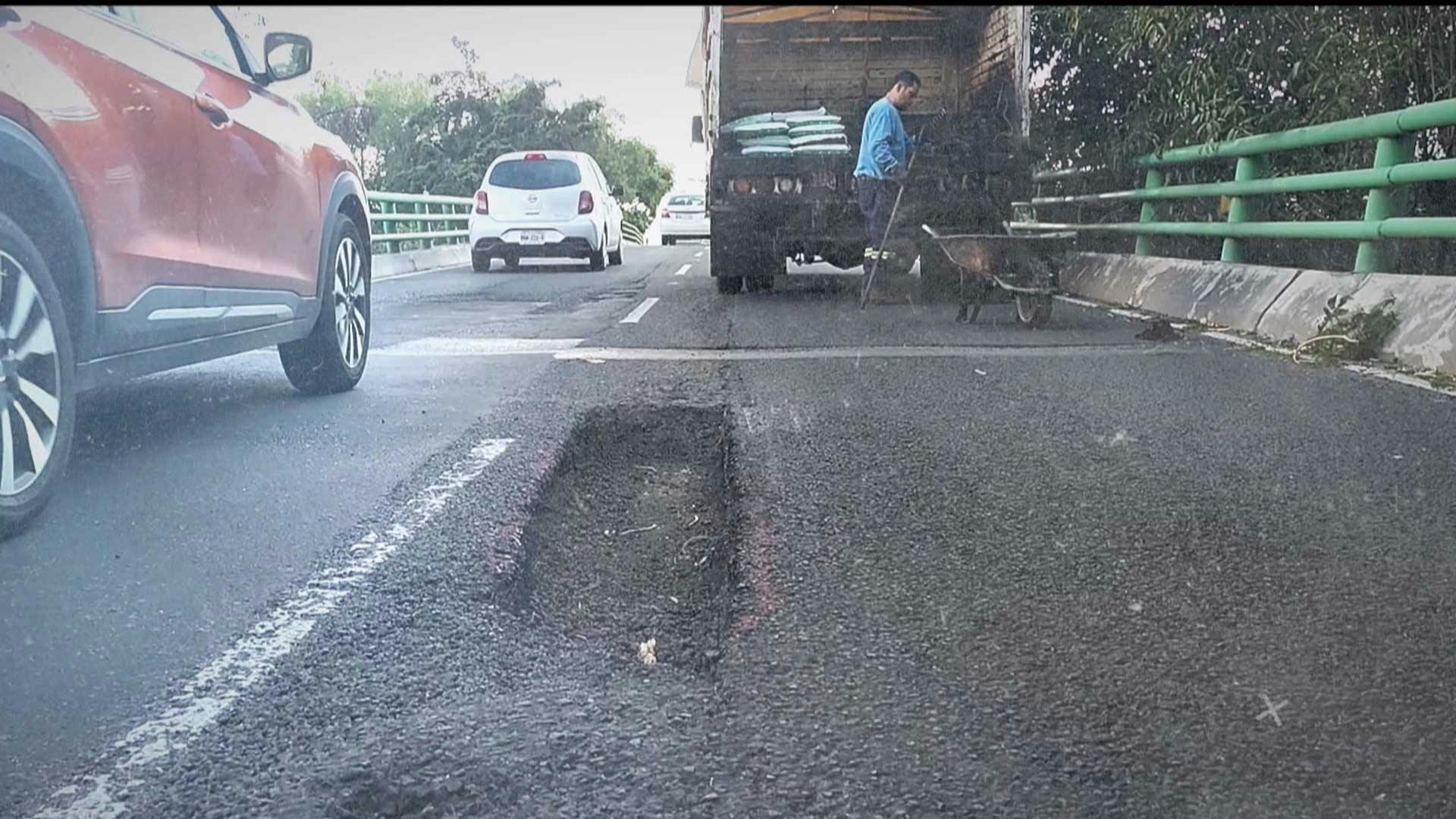 ¡Tremendo bache destrozó llantas y rines! 'El Diablo' Becerril tiene los detalles