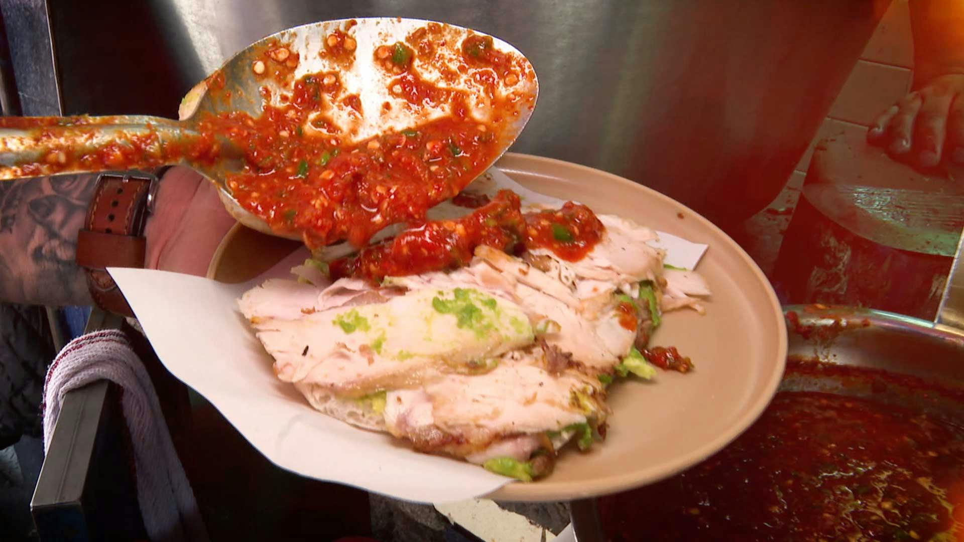 ¡Los manjares del Barrio Chino! Rahmar nos presume unos tacos imperdibles