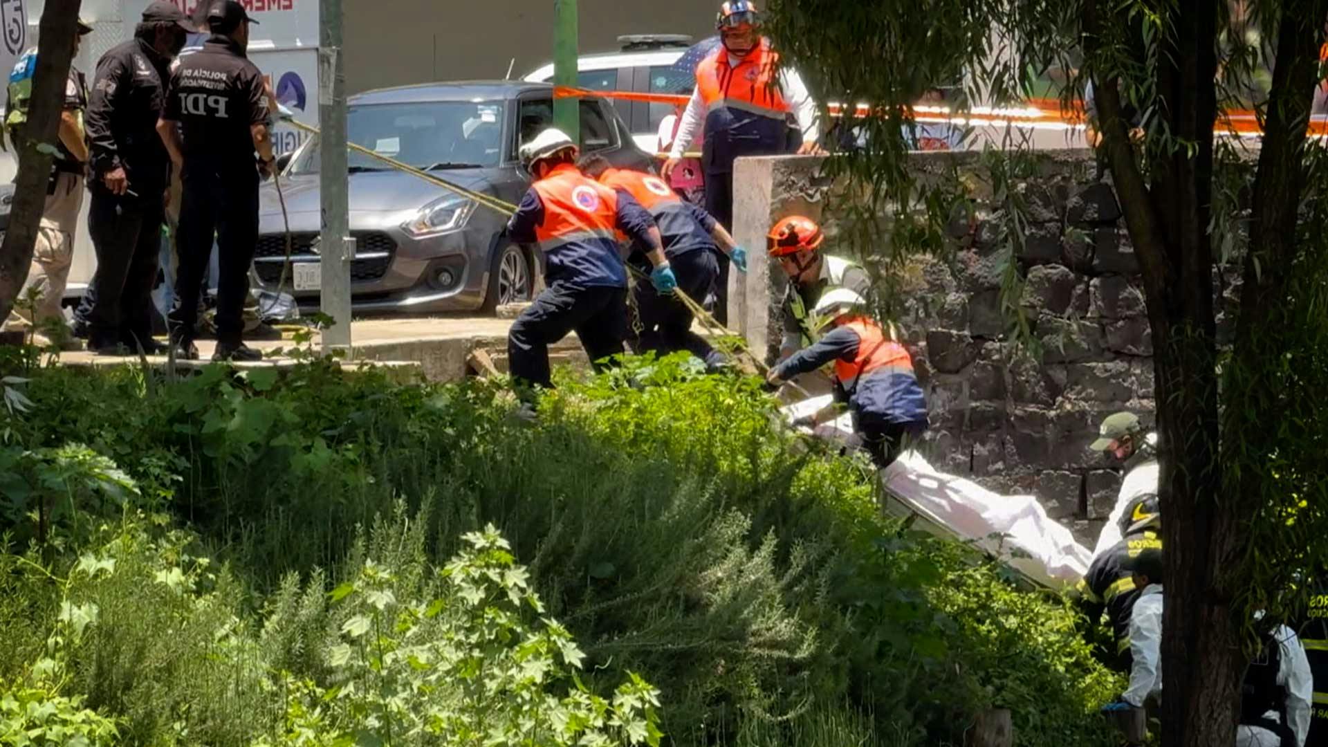 El cuerpo de una mujer flotaba en un canal de aguas verdes al sur de la CDMX