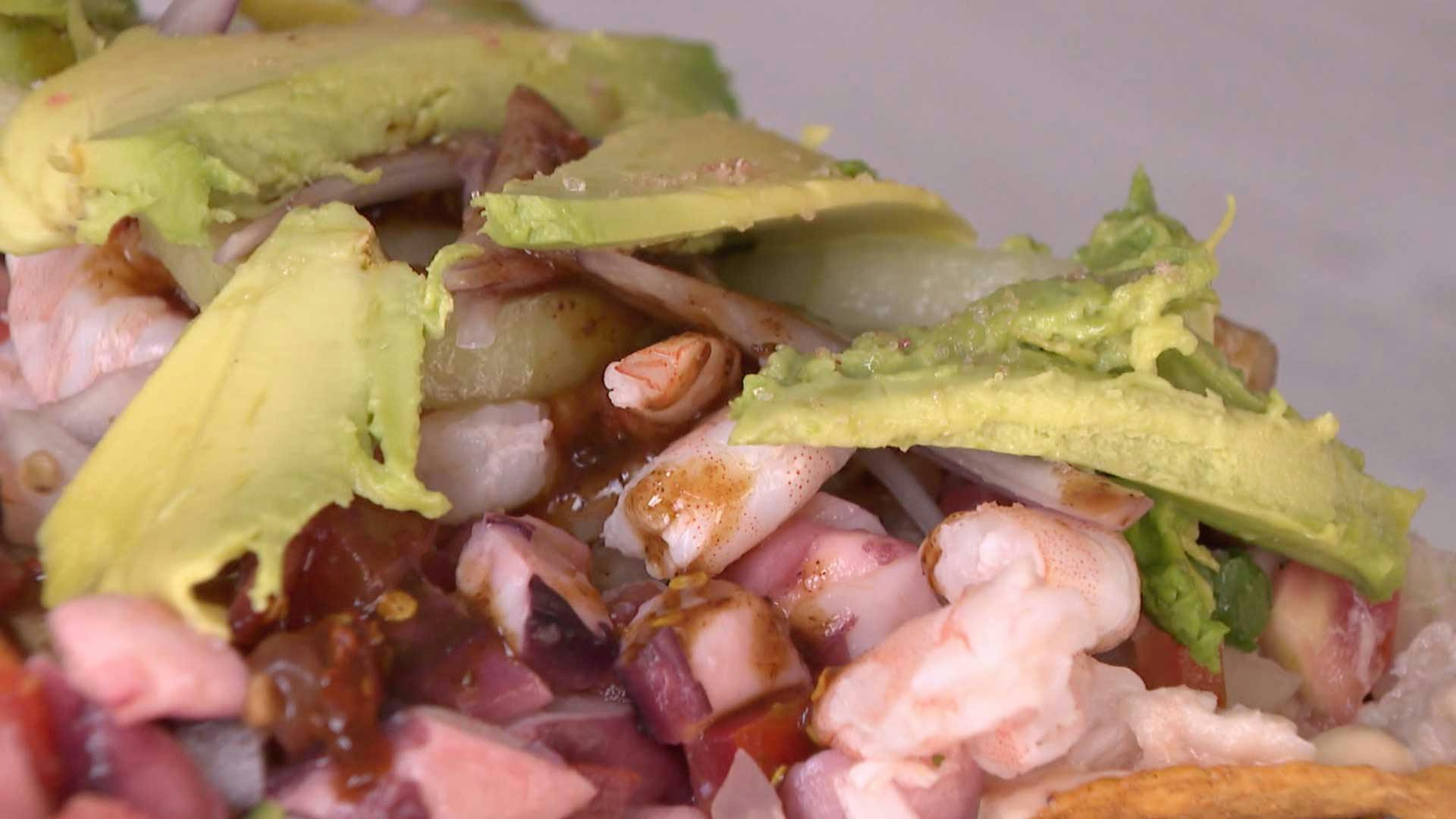 El carrito de aguachiles que te transporta a tierras sinaloenses. ¡Todo esto venden!