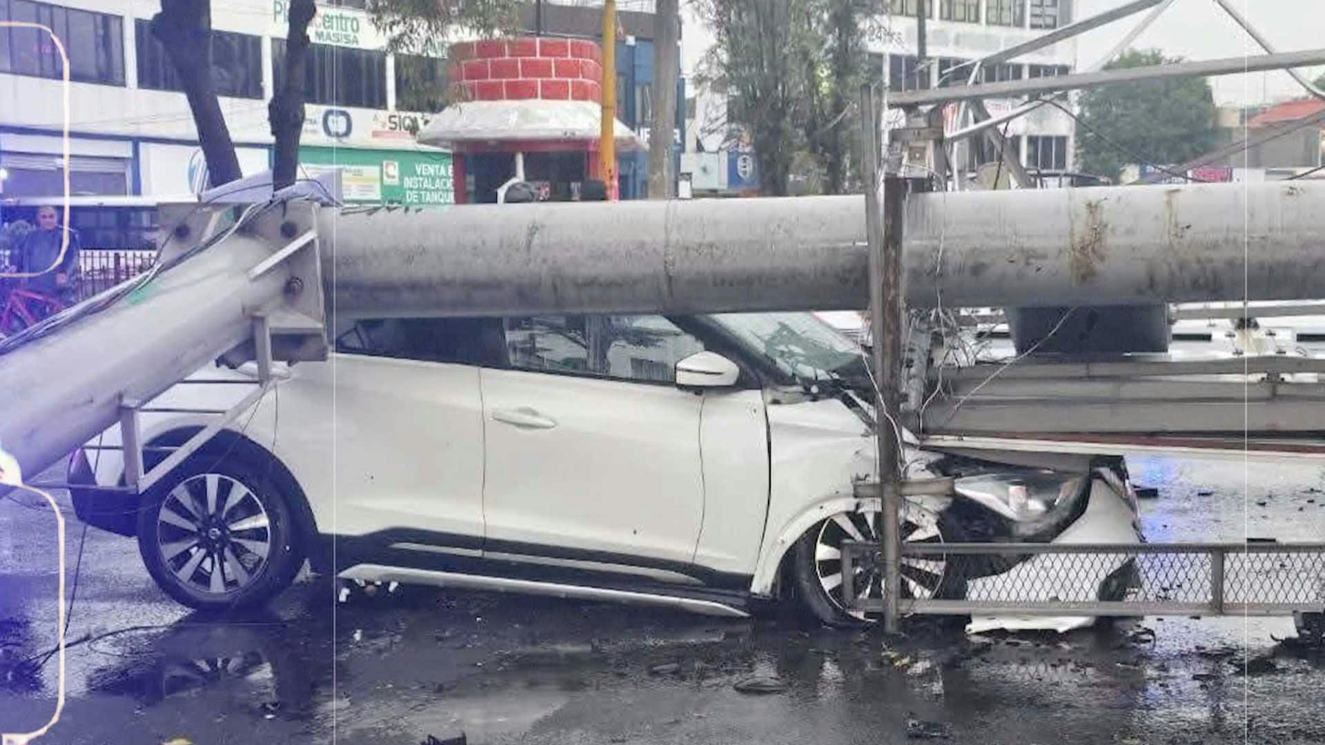 ¡Las fuertes lluvias lo mandaron al suelo! Un espectacular se cayó en Tlalnepantla