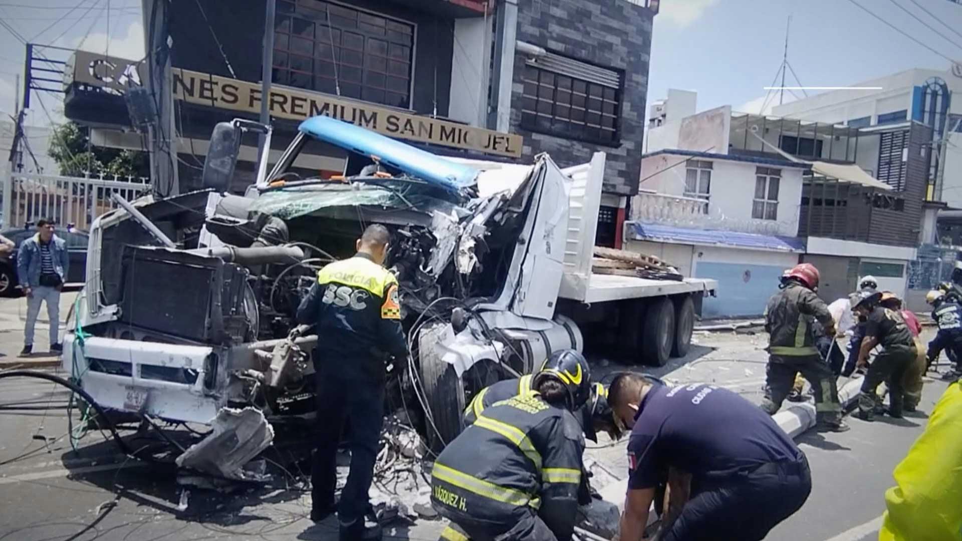 ¡Volvieron a nacer! Una familia pudo ser aplastada por un camión en la G.A.M.