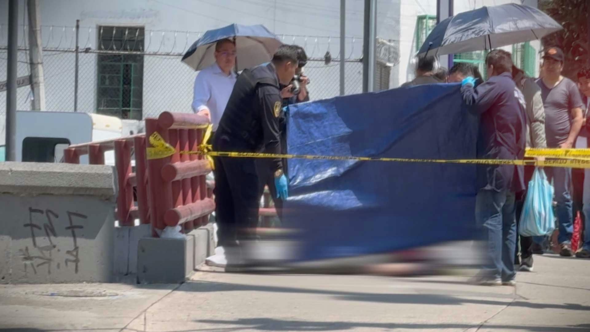 ¡Caminaba por la acera, se desvaneció y perdió la vida al instante!