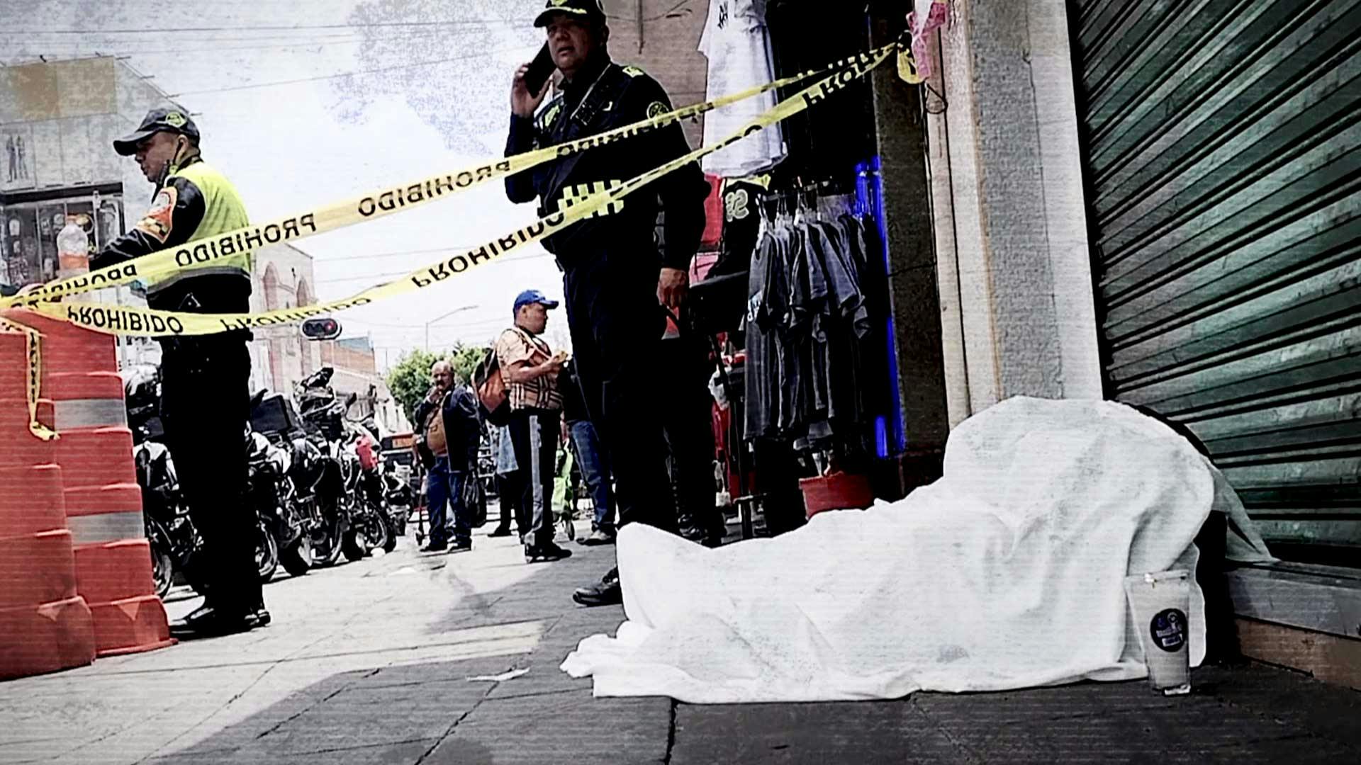 ¡Iba caminando, se desvaneció y su cuerpo quedó en la banqueta!