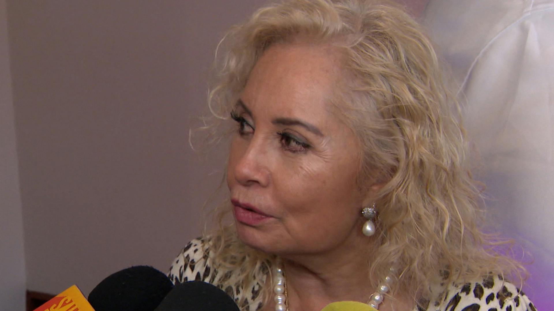 Carla Estrada hace frente a la prensa y opina sobre el caso Sasha Sokol con Luis de Llano