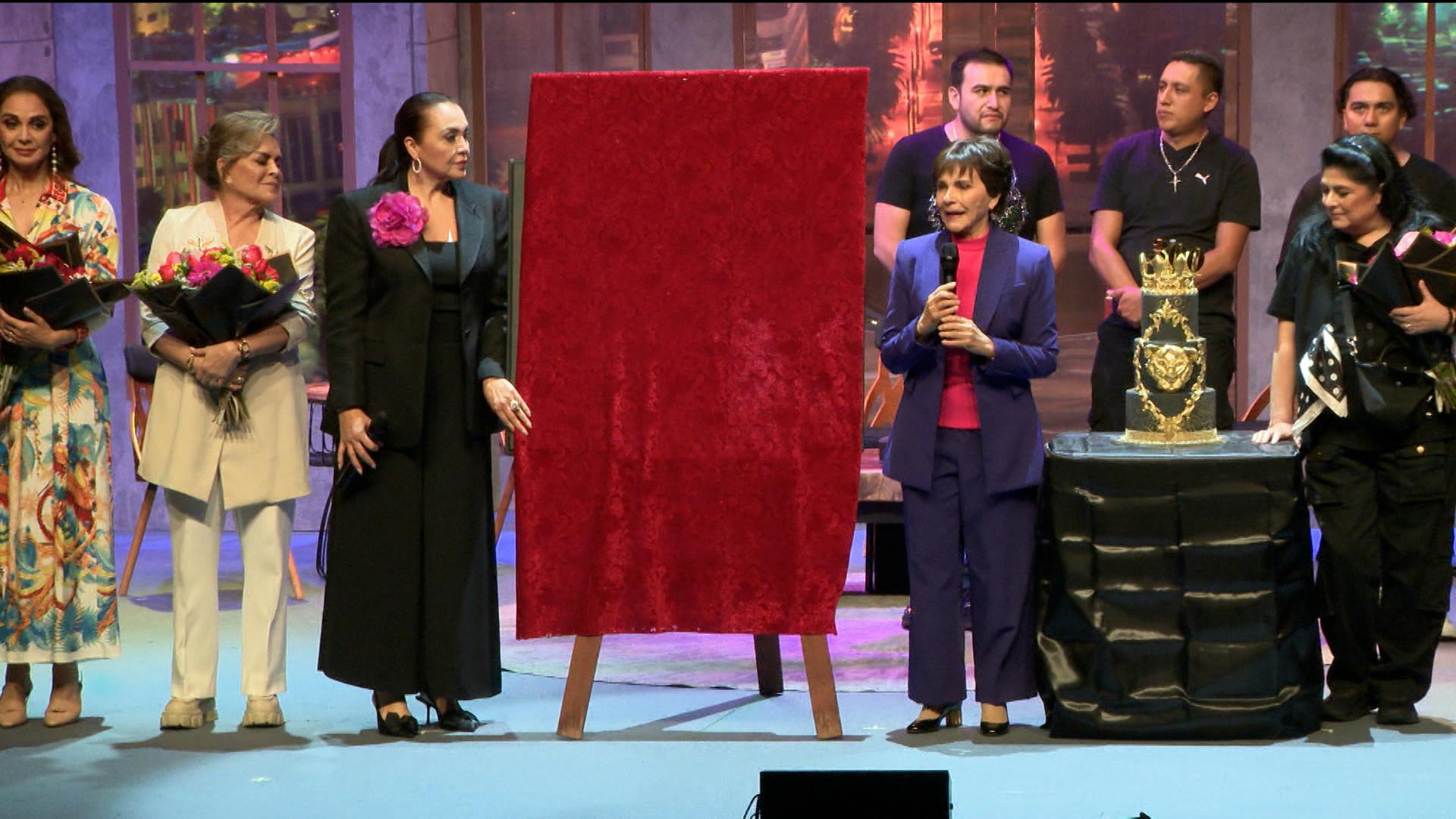 Pati Chapoy y Aida Cuevas develaron la placa de las 300 presentaciones de 'Las Leonas'