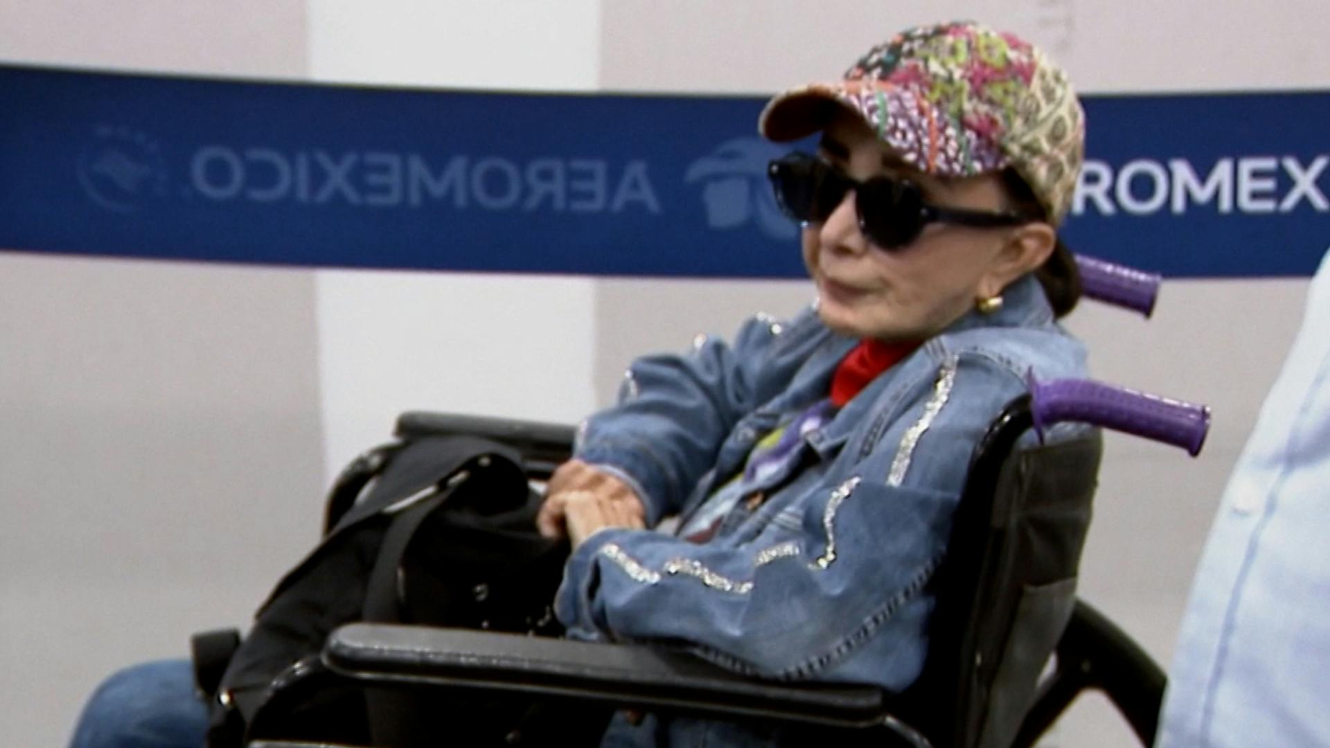 María Antonieta de las Nieves llegó en silla de ruedas al aeropuerto de la CDMX. ¿Cuál es su estado de salud?