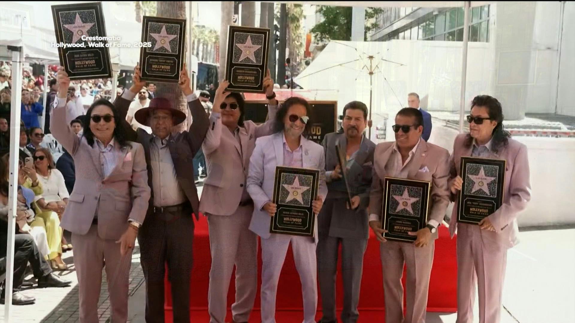 Marco Antonio Solís tiene doble estrella en el paseo de la fama de Hollywood