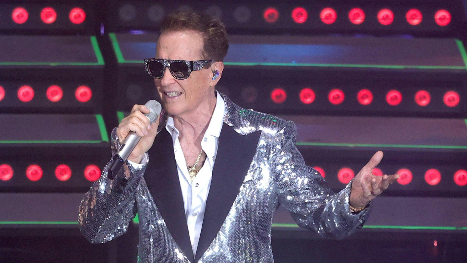 En pleno concierto, Emmanuel le dedicó un tema a su esposa, quien se encontraba en silla de ruedas entre el público