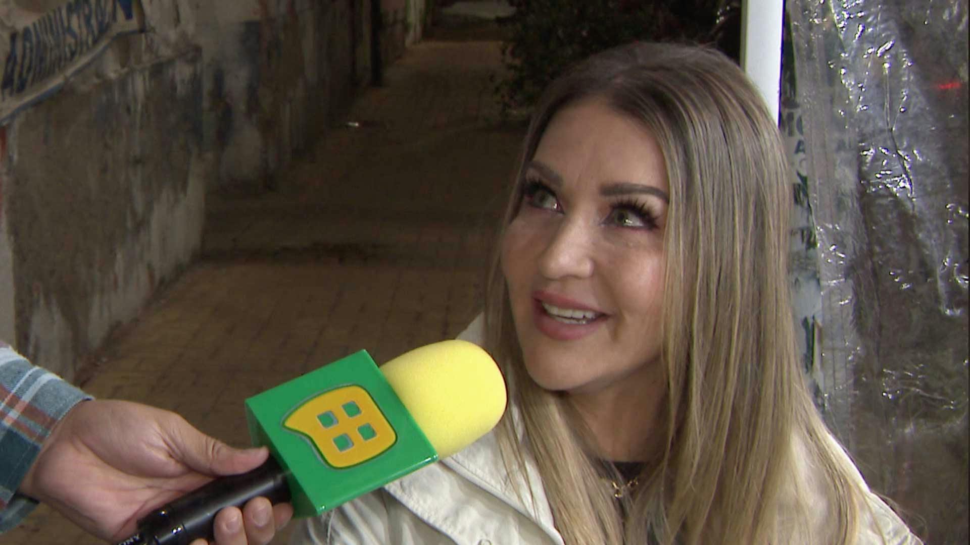 Alicia Villarreal atendió amablemente a la prensa mientras comía tacos callejeros