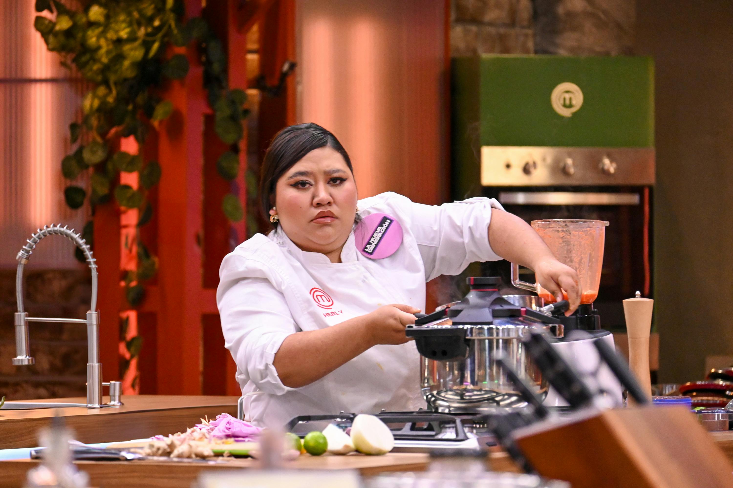 ¡Herly en crisis! No termina de emplatar en el último reto de MasterChef Celebrity Generaciones