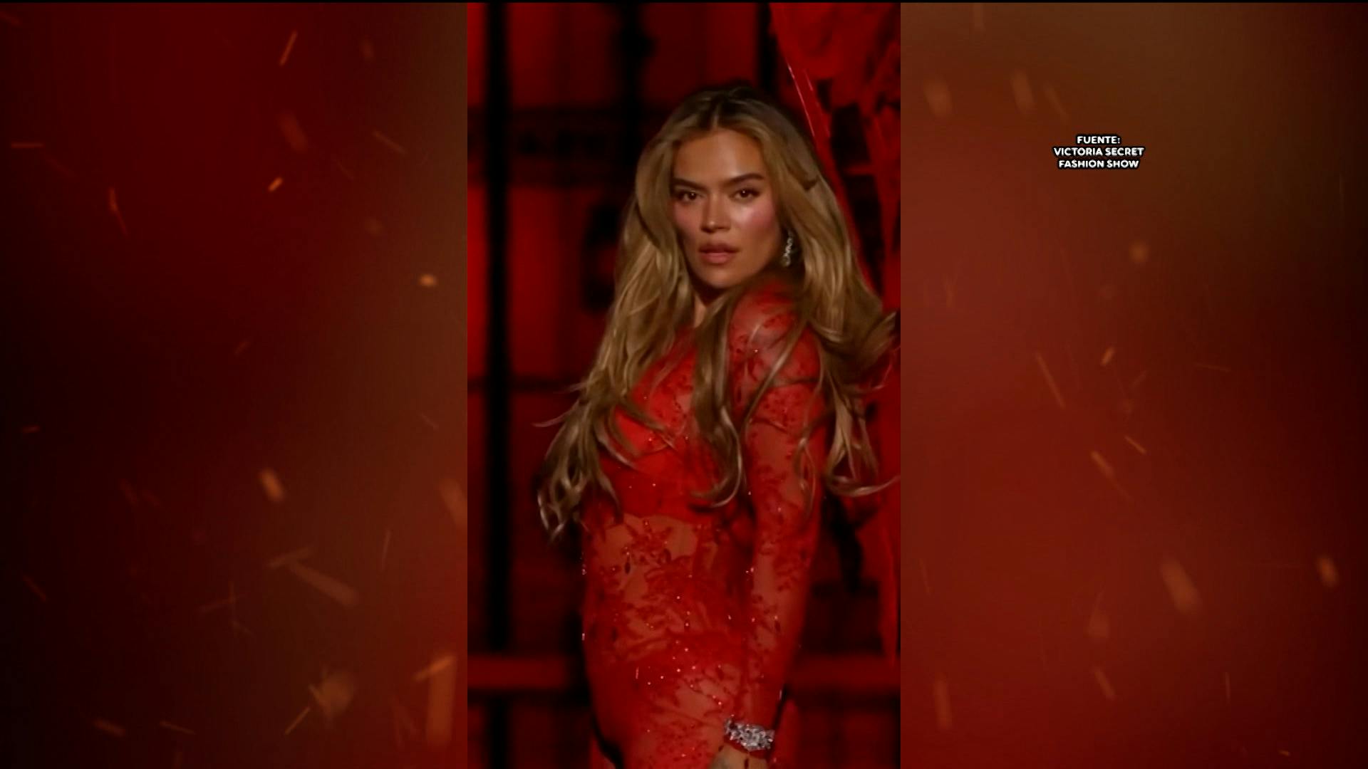 Karol G 'incendia' las redes tras aparecer en un desfile de ropa interior