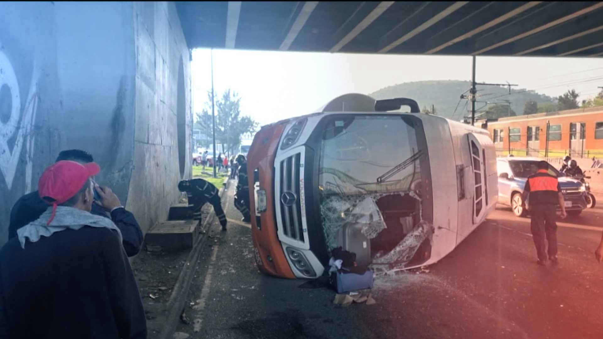 ¡Por exceso de velocidad! Así quedó el camión volcado en Iztapalapa