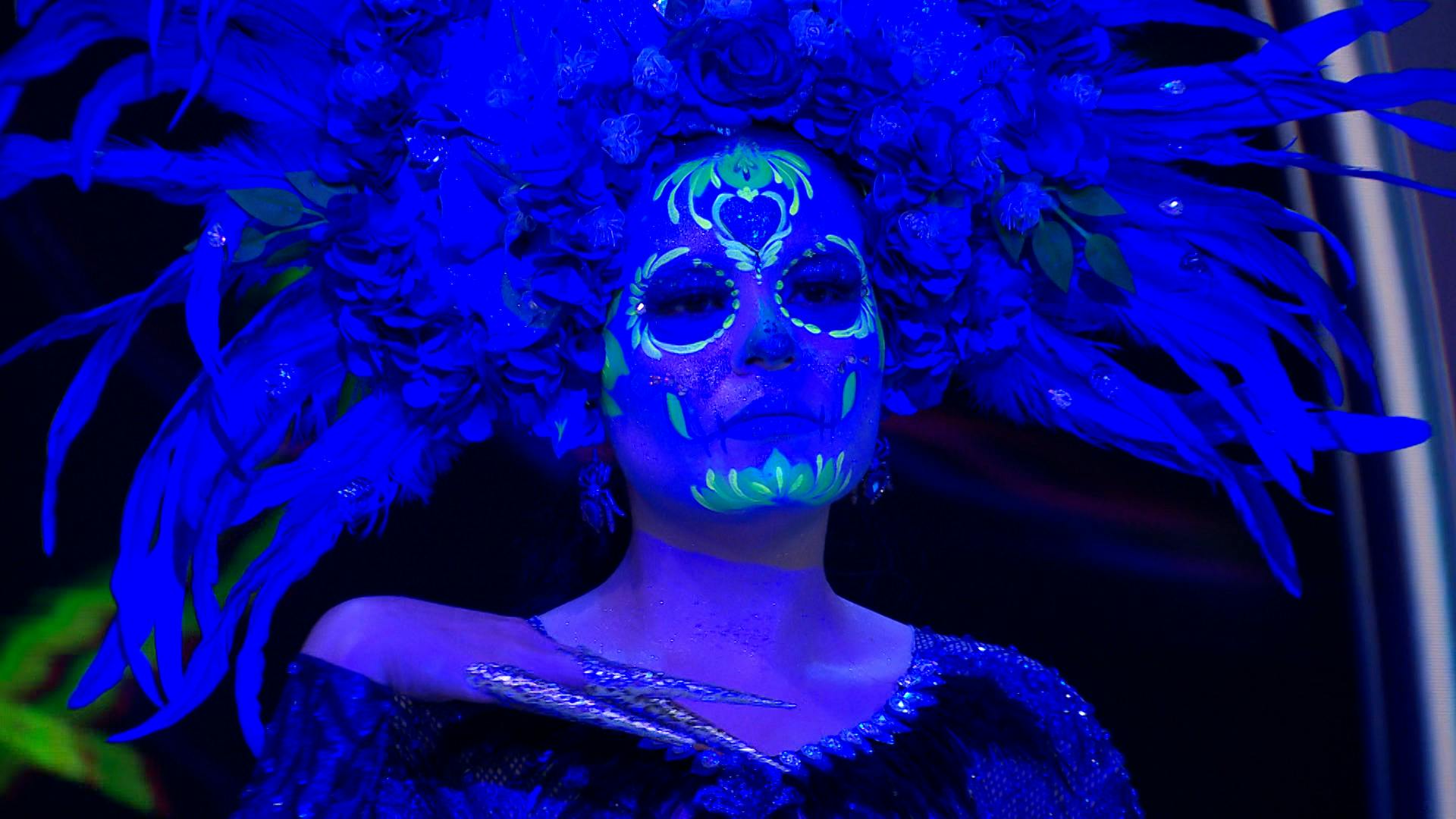 ¡Tradición y glamour! Checa esta pasarela de catrinas de neón para Día de Muertos