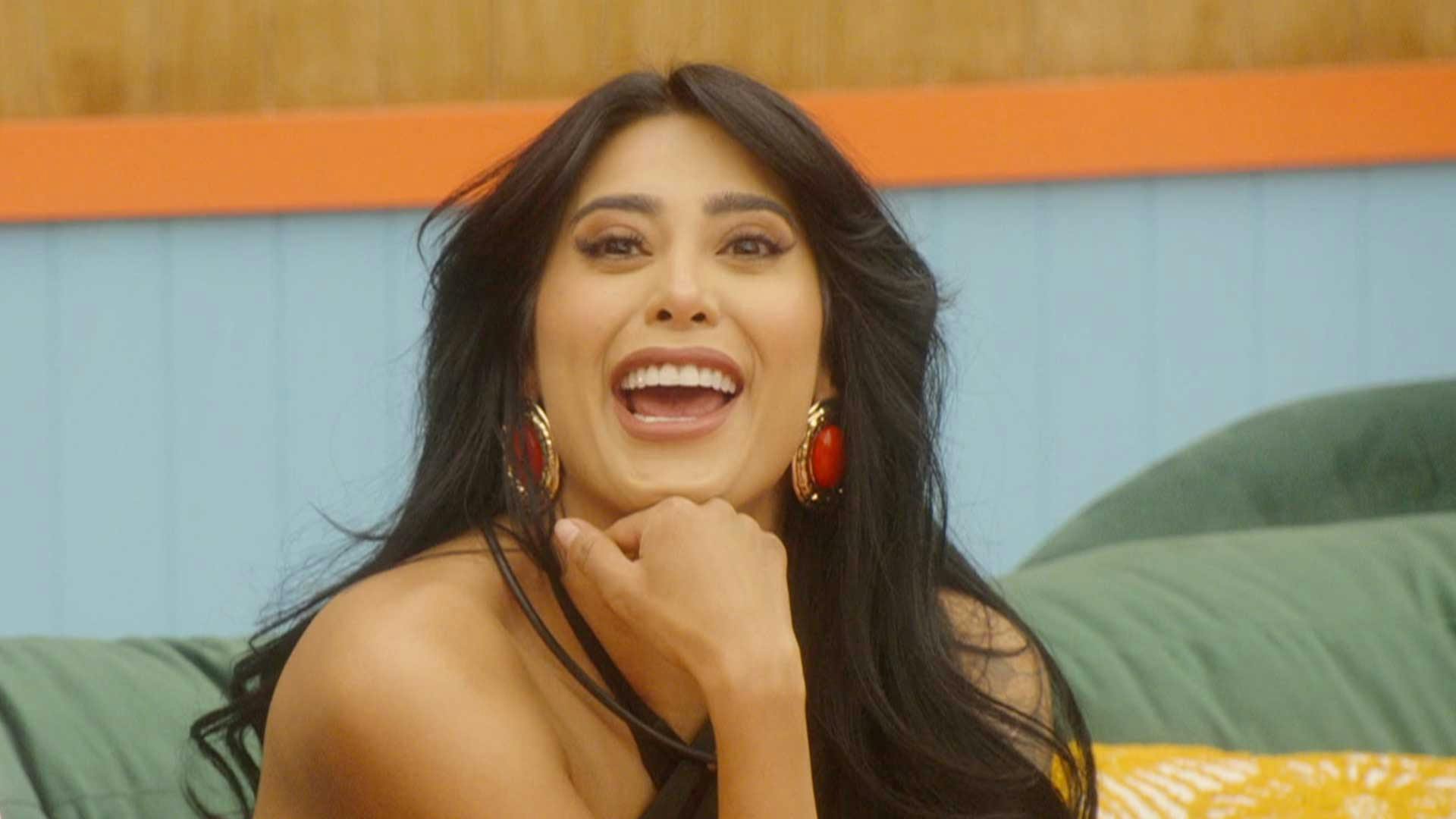 La Granja VIP | La Bea toma el establo