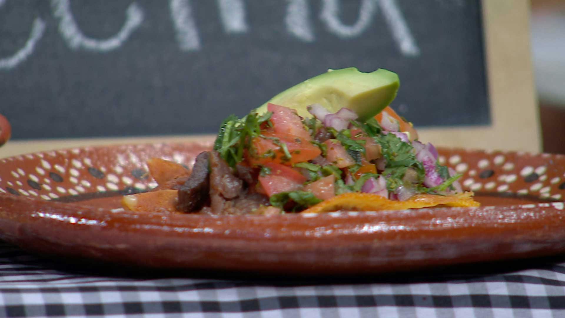 ¡Para compartir en familia! Aprende a preparar tacos de cecina con costra de queso manchego