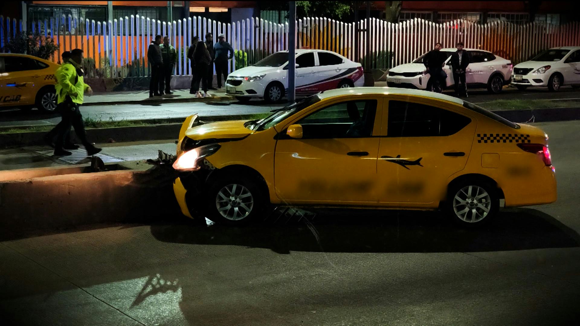 ¡Se estrelló y ahí quedó! Un chofer murió cerca de la Unidad Kennedy