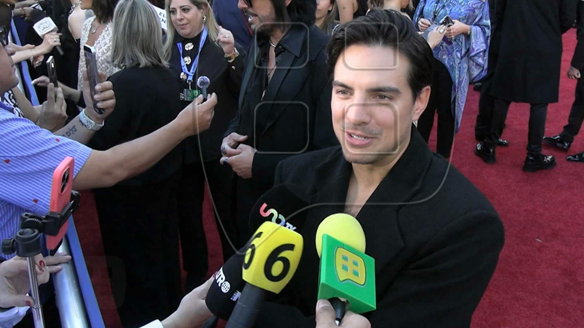 ¡Los pusieron en apuros! Vadhir Derbez y Alejandro Sanz protagonizan un curioso momento en los Latin Grammy