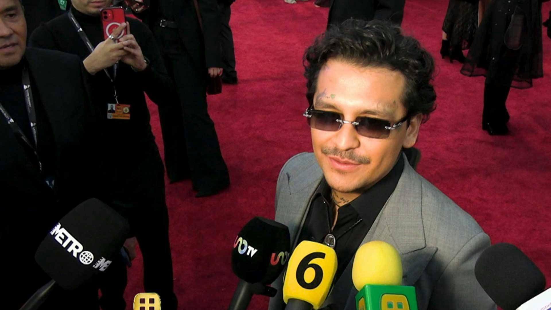 Nodal brilla en los Latin Grammy mientras se ventila orden de audiencia por el caso con Universal