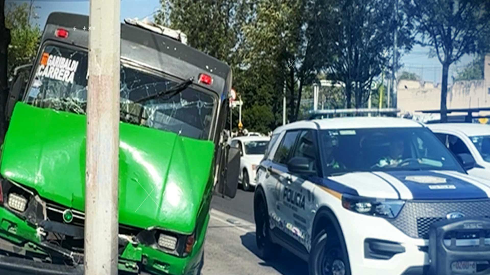¡Por ir de tragón, un microbús provocó un aparatoso accidente!