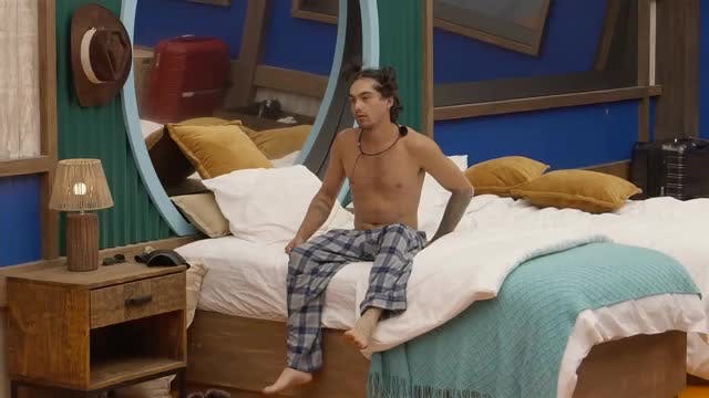 ¡LA BEA SE CAYÓ OTRA VEZ y se le salió un gas! Sufre accidente mientras chismeaba con Kim Shantal y Sergio Mori