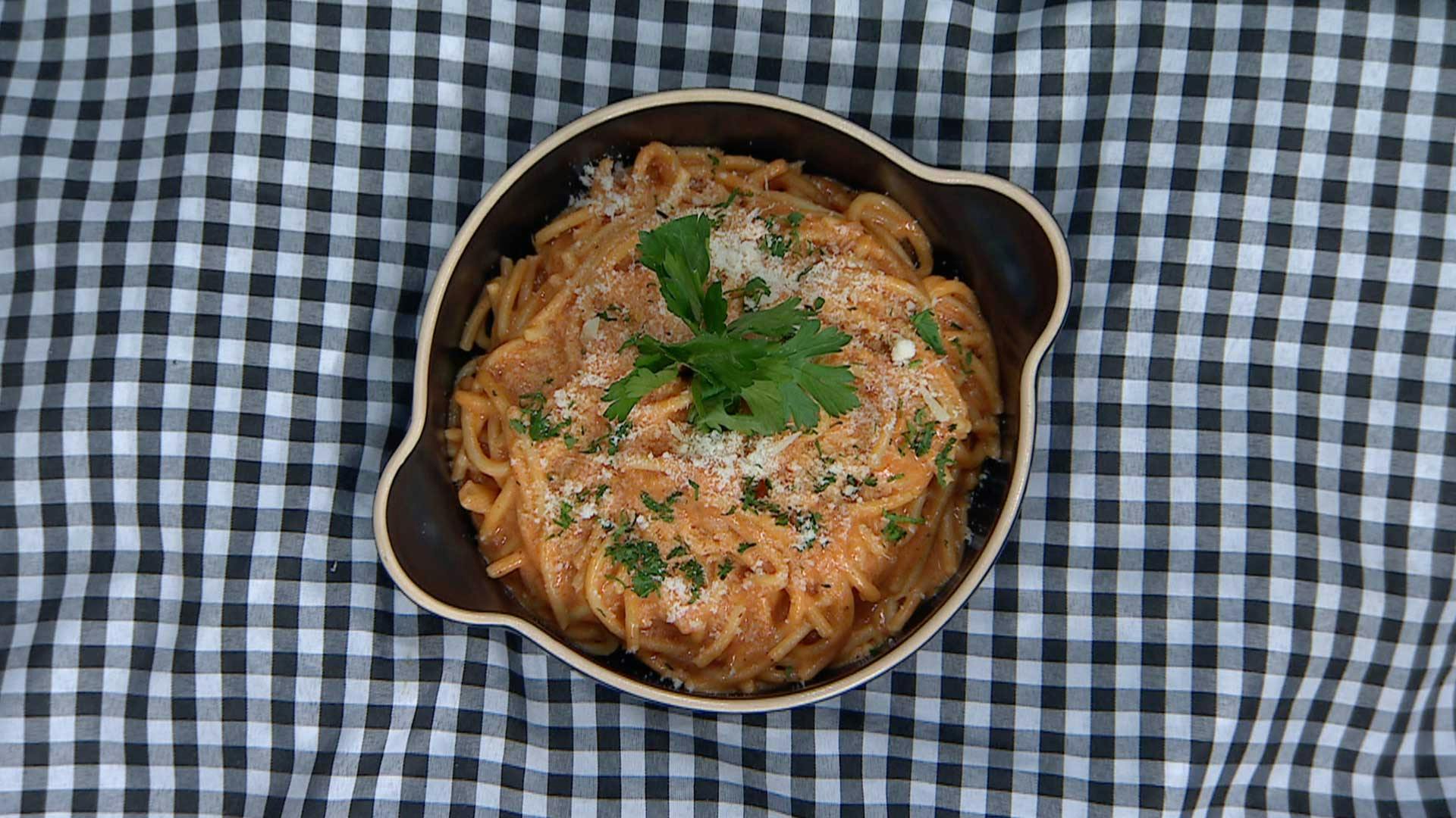 ¿Cómo preparar espagueti rojo cremoso? ¡Ingredientes, secretos y receta paso a paso!