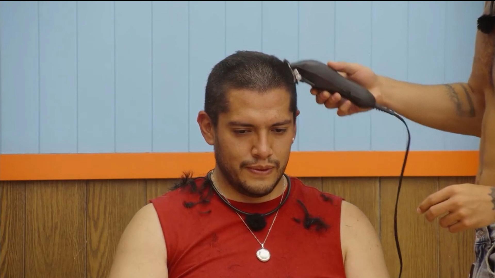 La Granja VIP | Bea le corta el cabello a Teo tras ser salvado por el público