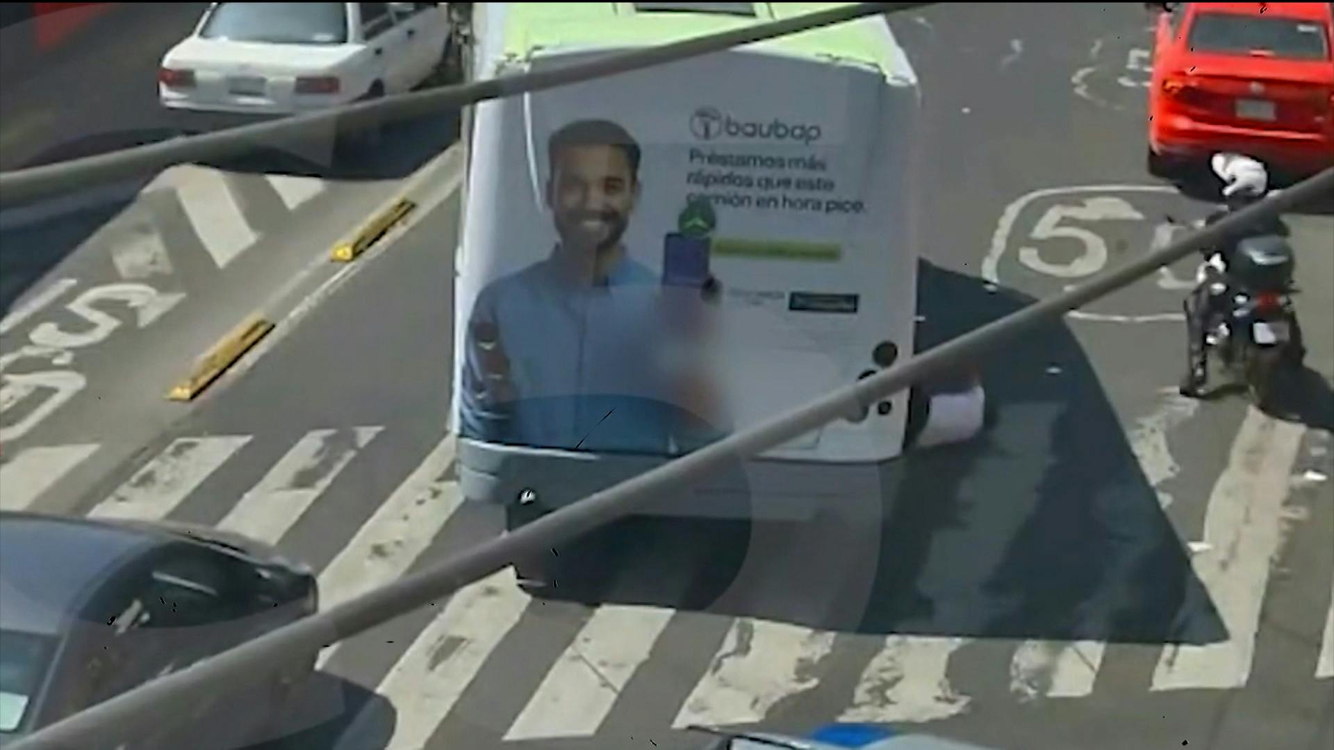 ¡Le pasó las llantas por encima! Así ocurrió afuera del Metro Martín Carrera