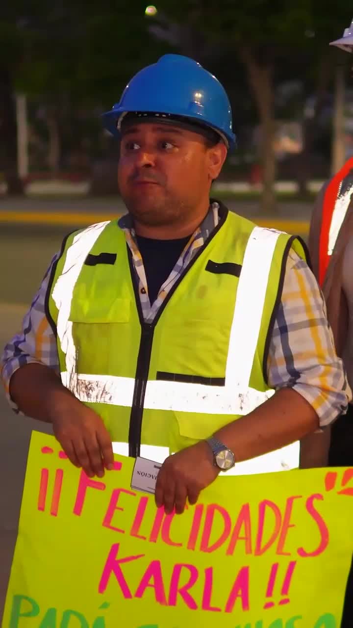 No lo dejaron entrar a la graduación de su hija por ser albañil