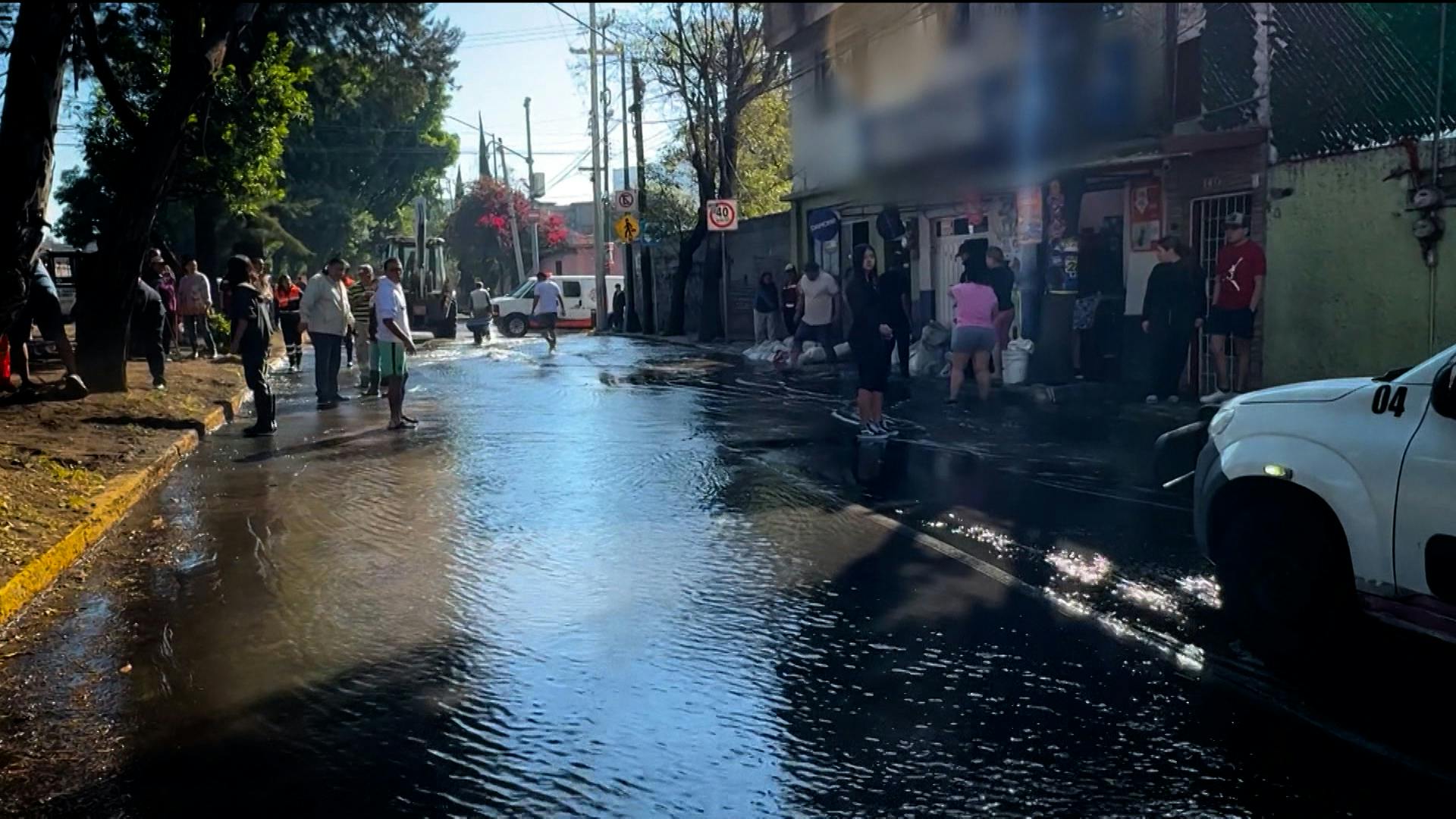 ¡Como si el agua sobrara! Diez casas se afectaron por una fuga en Azcapotzalco