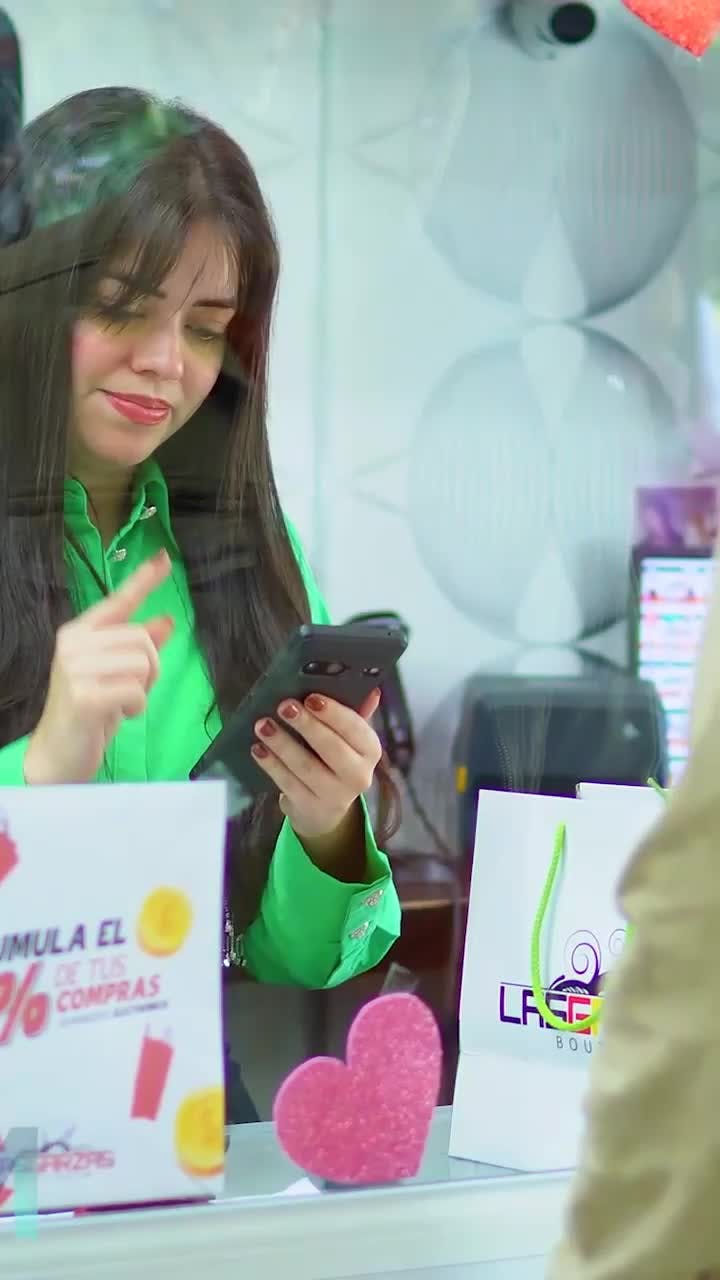 Esta mamá hacia lo impensable para conseguir los pañales de su hija