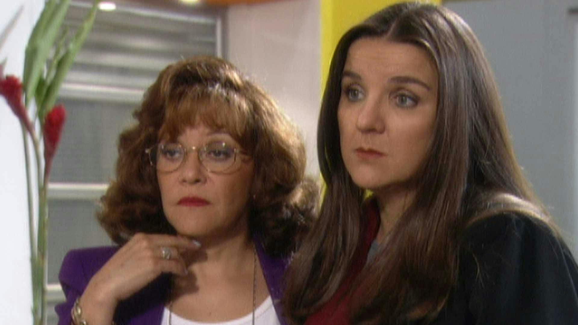 Capítulo 103 | Betty reparte las invitaciones de boda de Armando y Marcela y la tachan de 'cornuda' en Ecomoda | Yo soy Betty, la fea