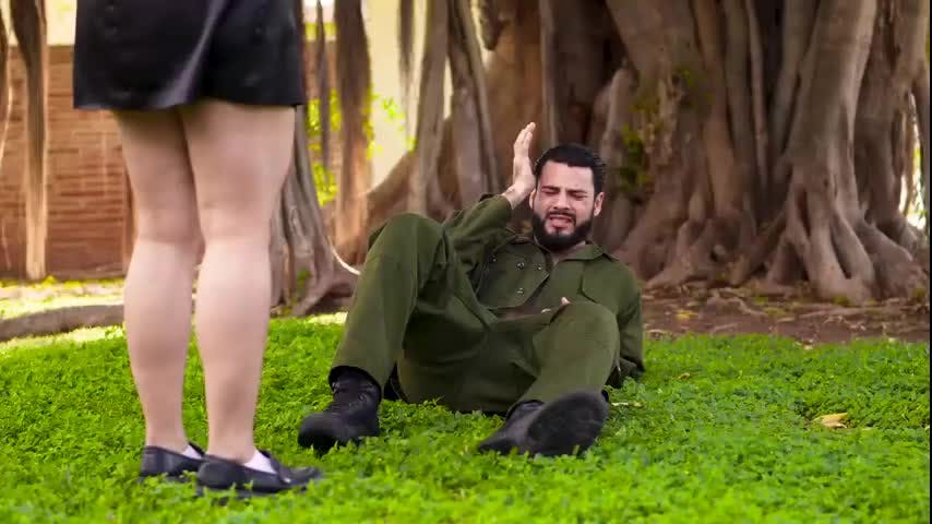 Sirvienta encontró a su esposo militar con la patrona