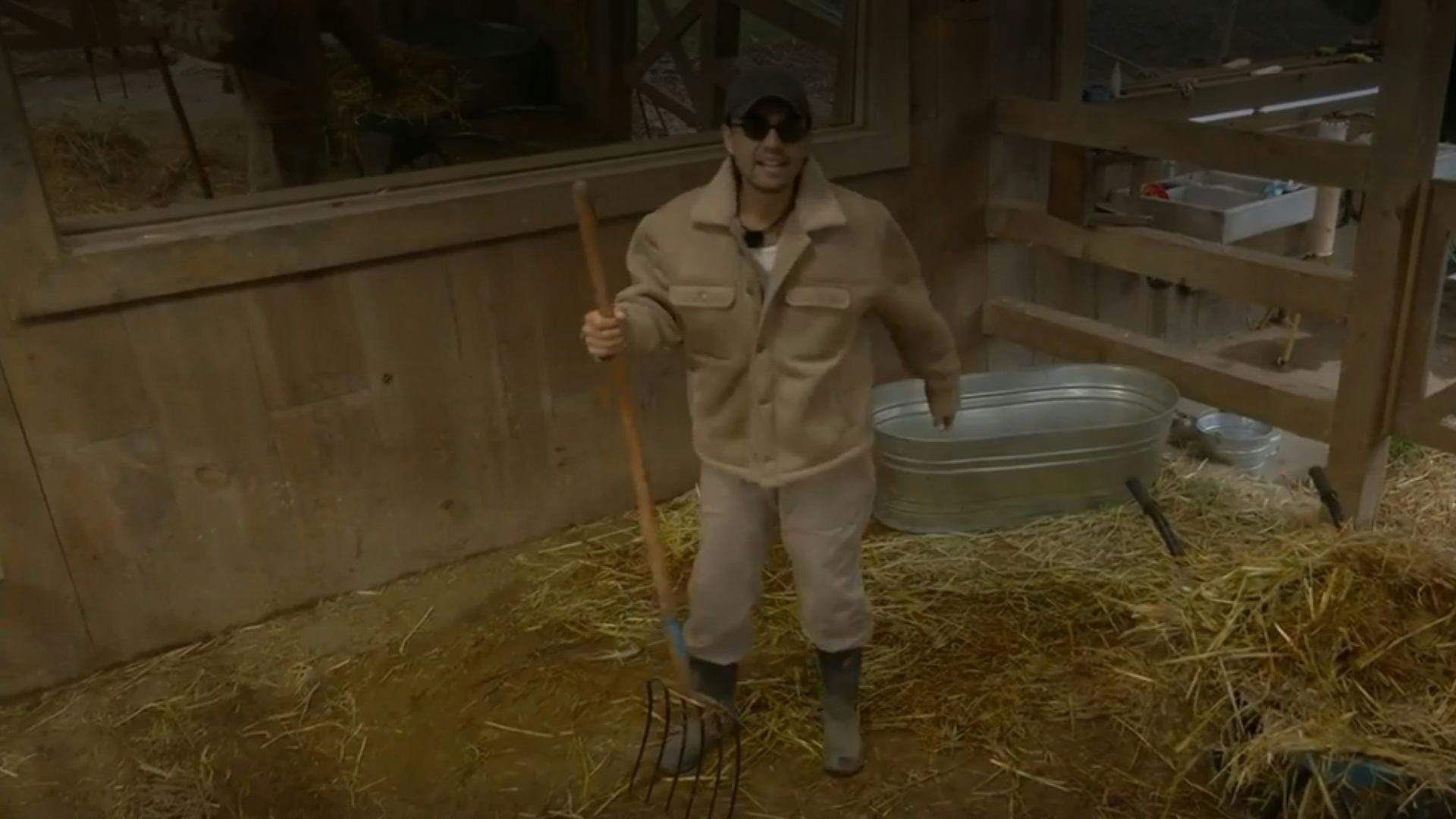 Sergio Mori presenta: el TUTORIAL único y definitivo para limpiar el establo de las vacas en La Granja VIP