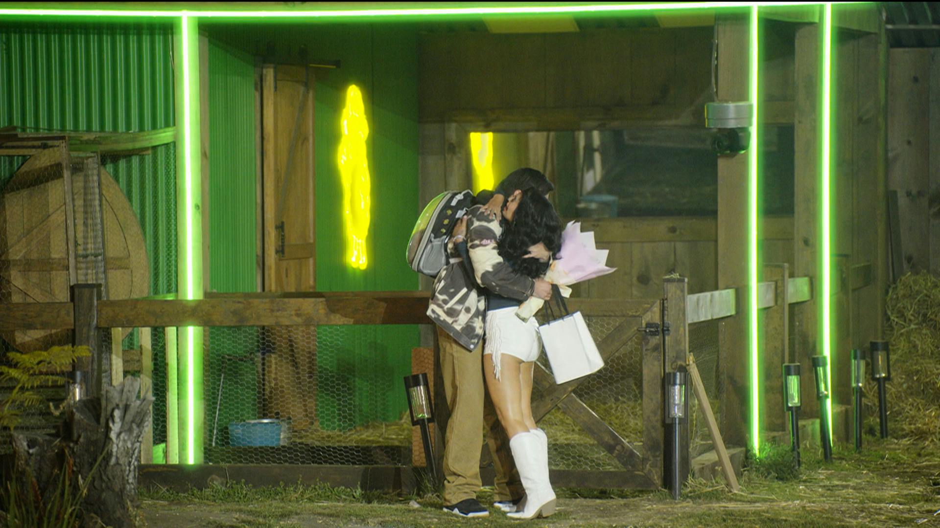 La Granja VIP | Kim vive un momento único con su hermano y su gatito