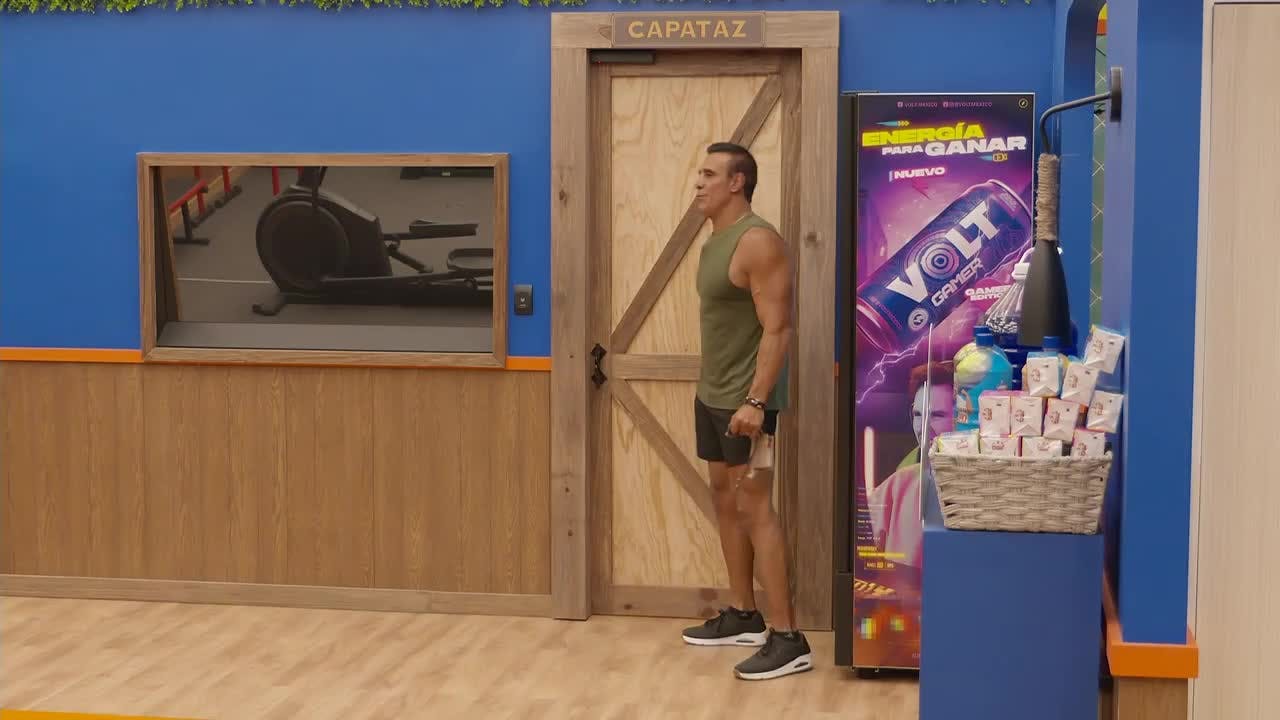 ¡Le dejaron champaña! Así reaccionó El Patrón cuando estrenó la Habitación del Capataz