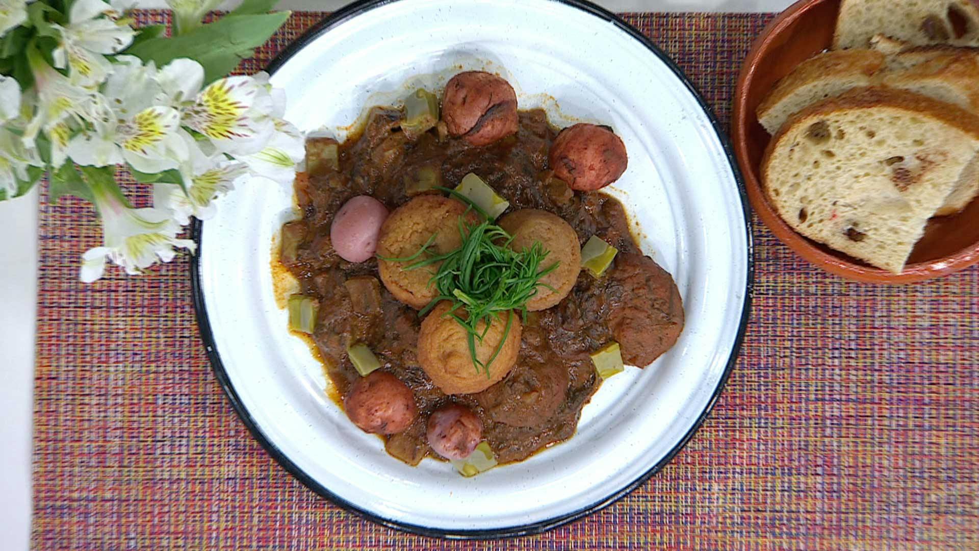 ¡Platillo navideño! Aprende a preparar romeritos con mole y tortitas de camarón