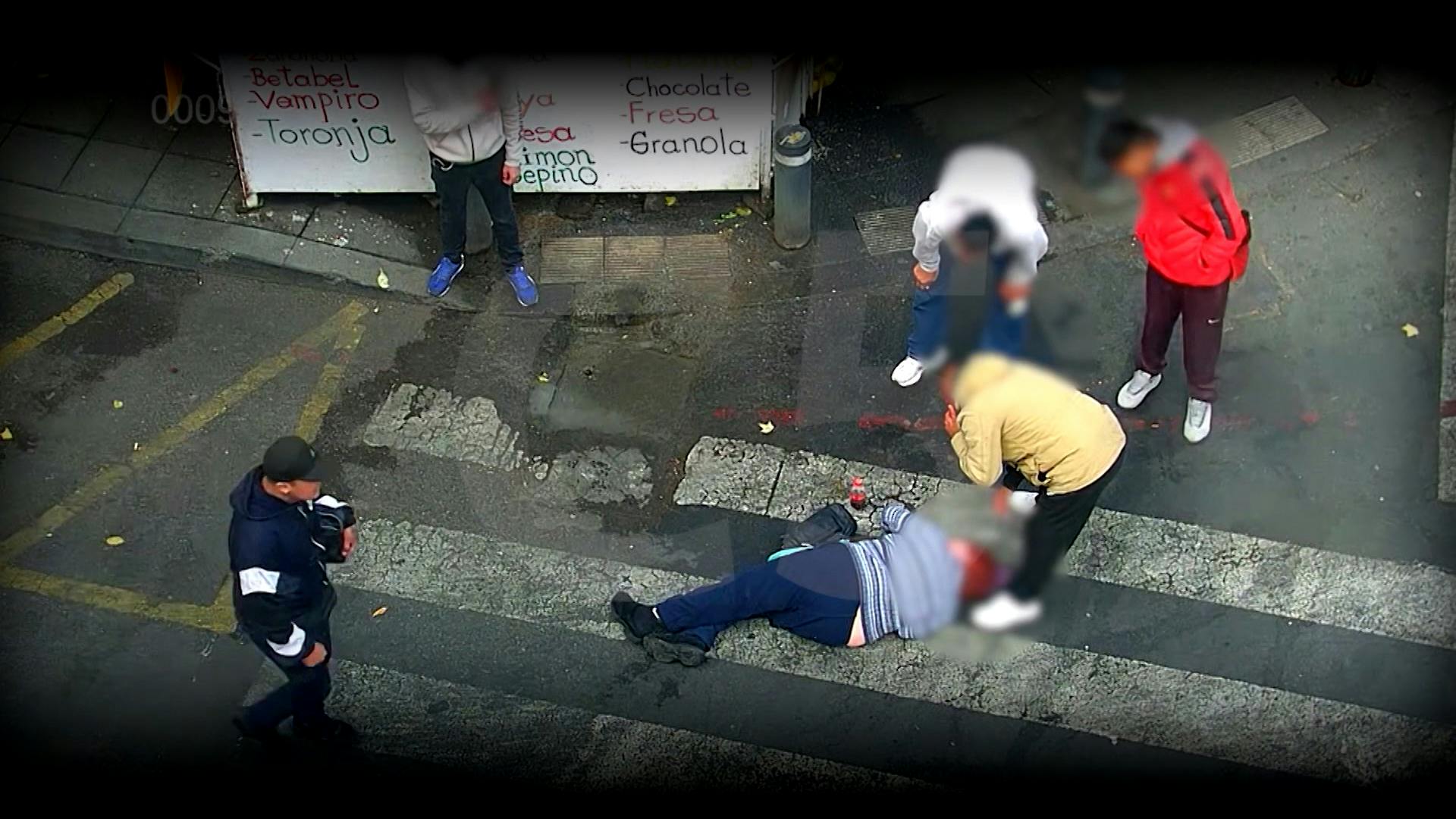 ¡Se cayó, perdió el conocimiento y su familia no llegó! Esto paso en el centro de la CDMX